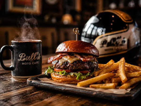 Klasik smash burger ve patates kızartması
