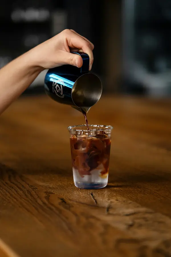Buz dolu cold brew kahve bardağı